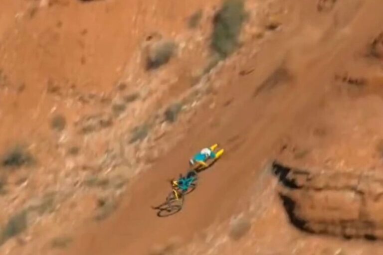 Ciclista sofre queda impressionante em manobra nos EUA