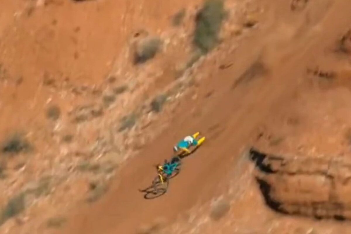 Ciclista sofre queda impressionante em manobra nos EUA