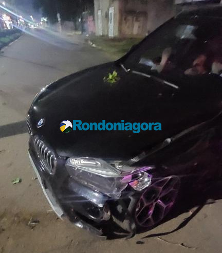 Madrugada Violenta em Porto Velho: BMW Desgovernada Atropela Árvore