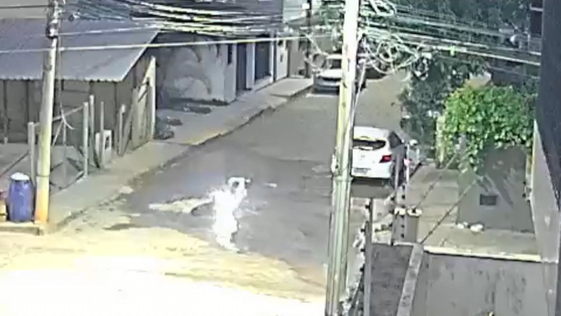 Motociclista é ‘engolido’ por buraco em Colatina, ES