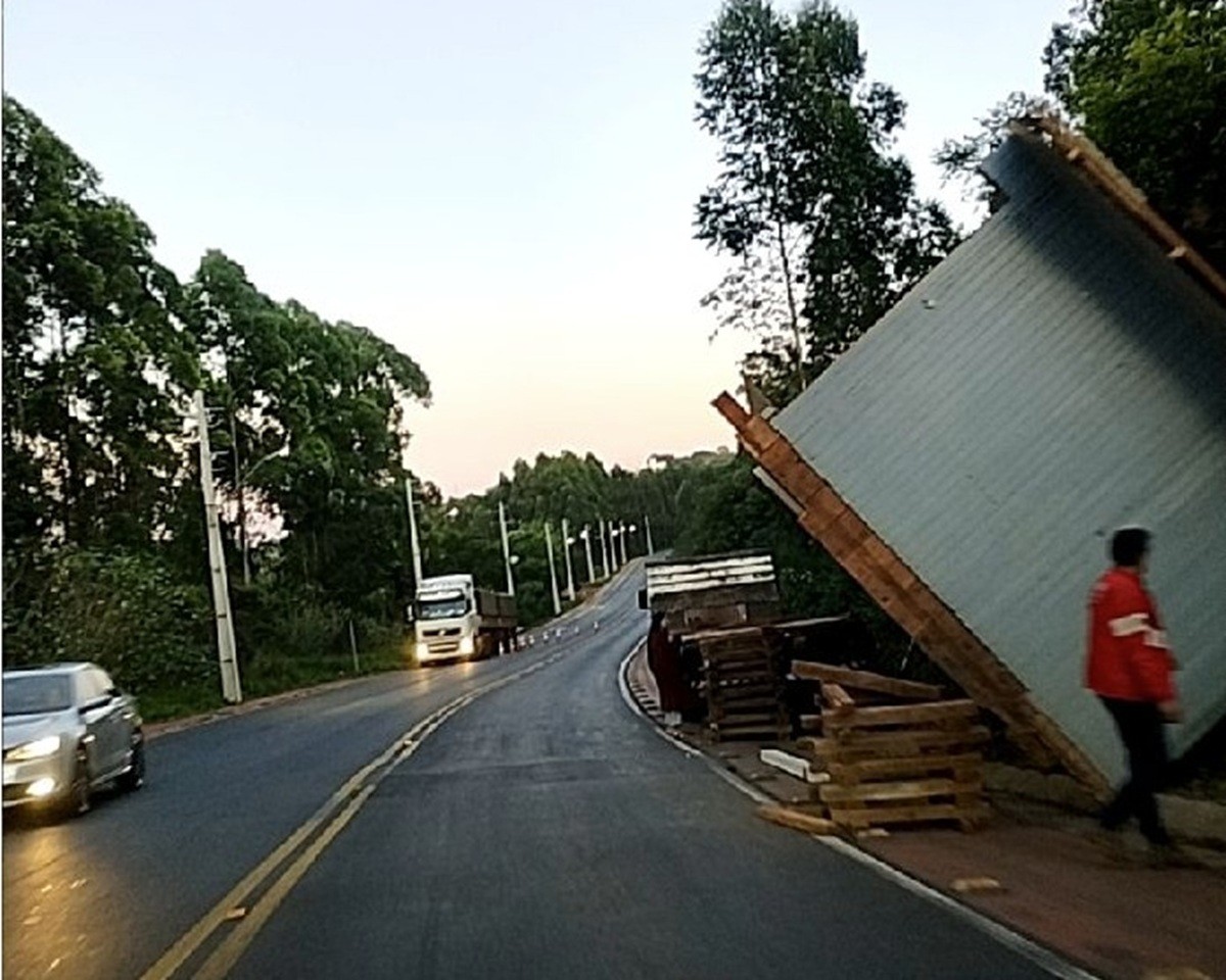 A casa caiu! Residência inteira transportada por caminhão tomba em rodovia