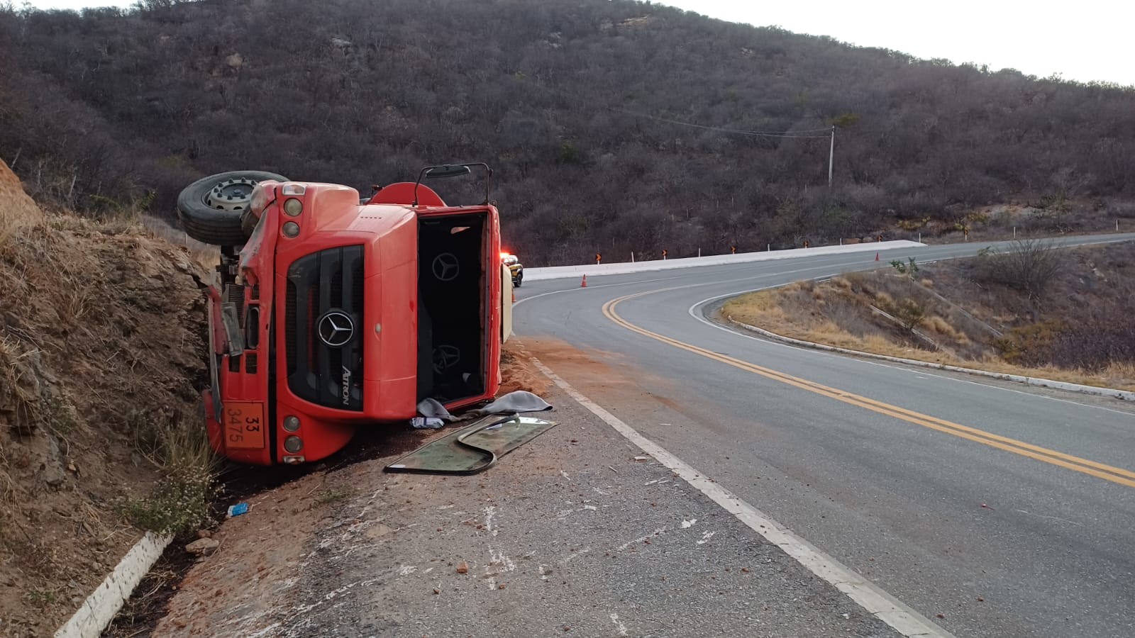Caminhão tomba na serra de Santa Luzia e provoca vazamento de combustível