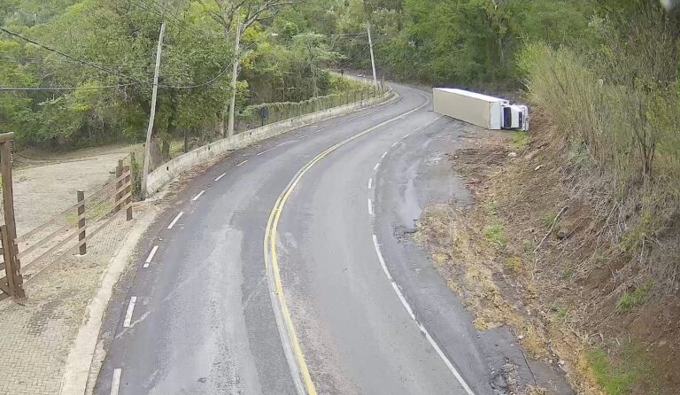 Caminhão tomba após perder freio na serra de São Pedro