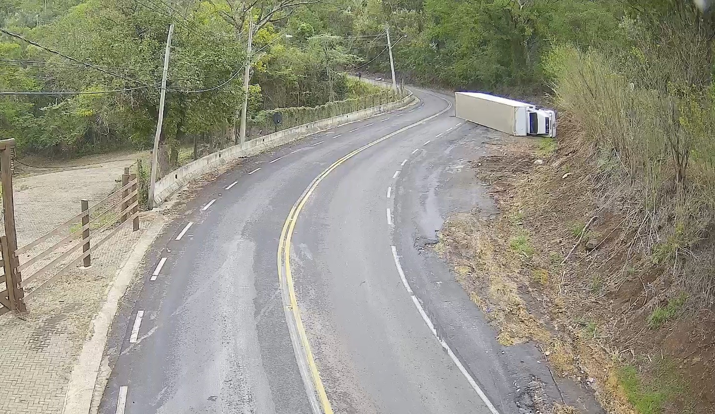 Caminhão tomba após perder freio na serra de São Pedro