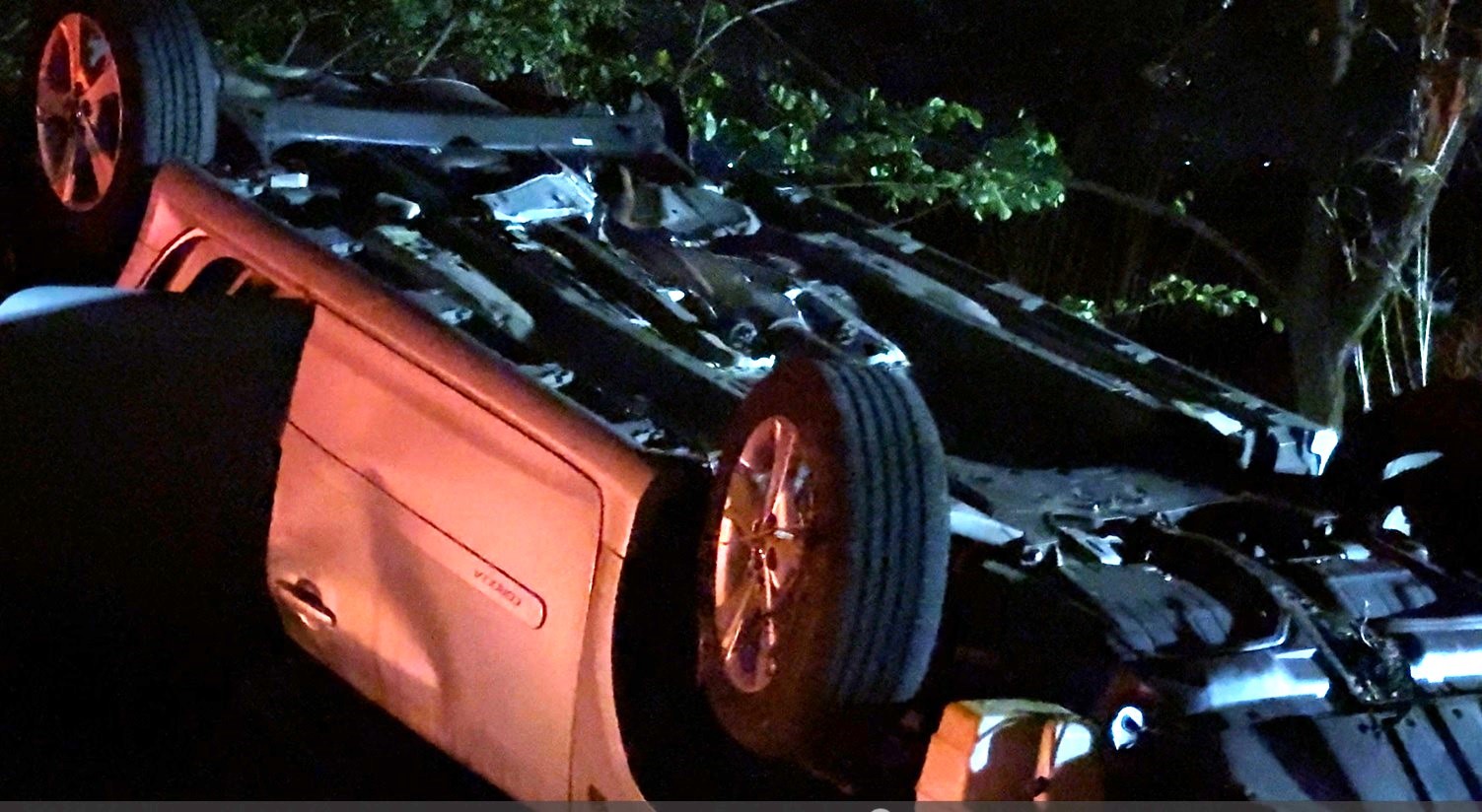 Carro capota em rodovia de Limeira após batida com outro veículo