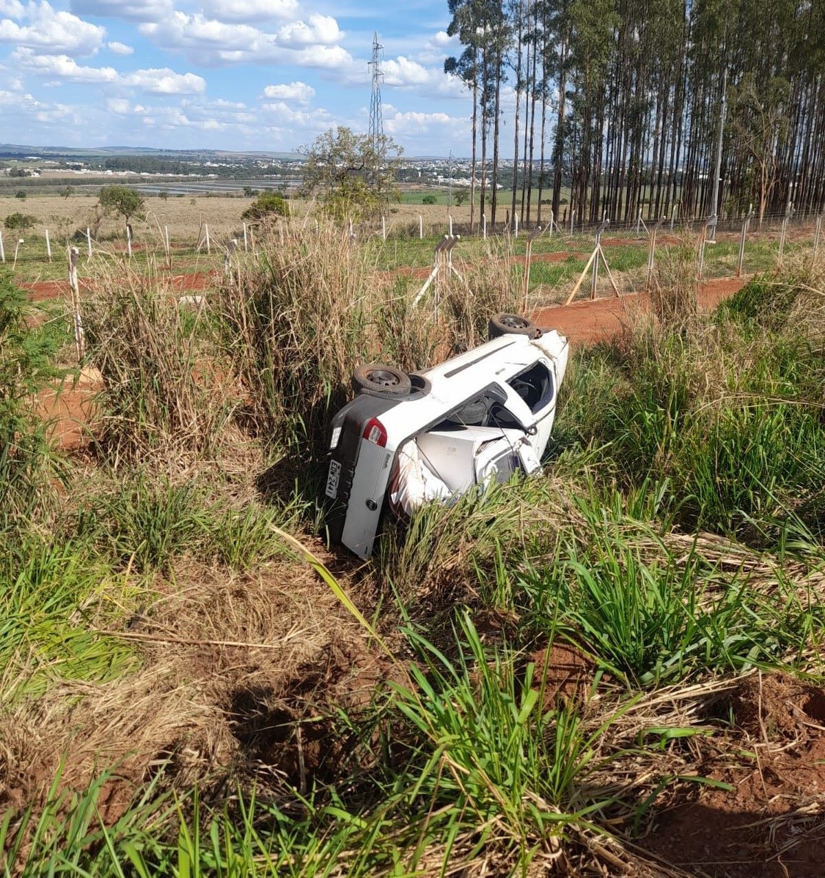 Grávida ferida após carro capotar na MG-429