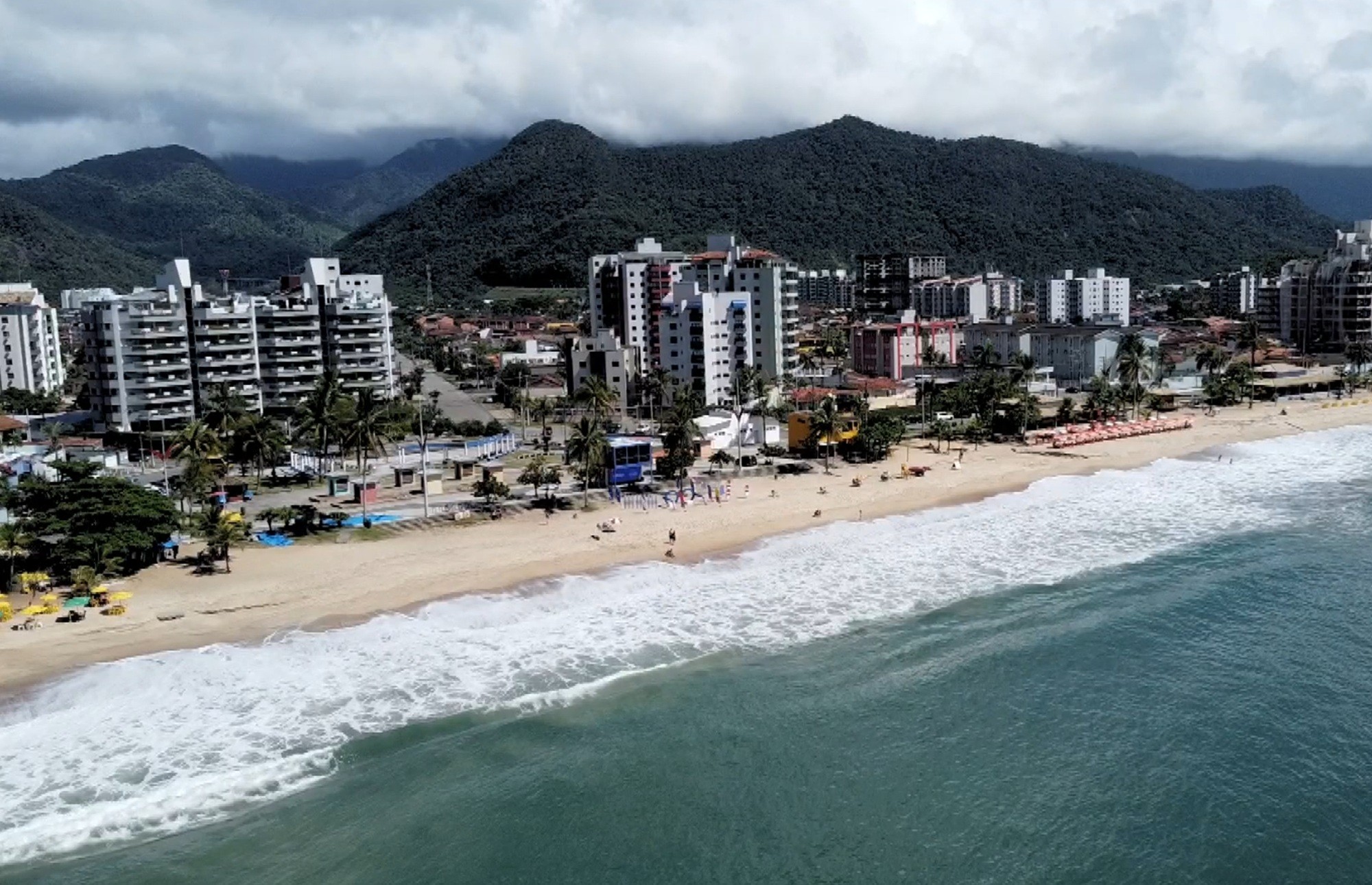 Vídeo de onda gigante atingindo Litoral Norte de SP foi feito com IA