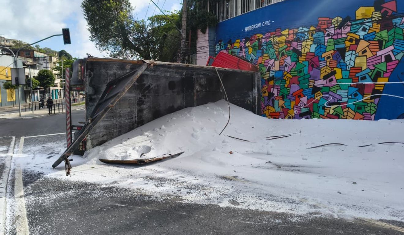 Acidente com carreta carregada de fertilizante interdita a Curva do Saldanha em Vitória