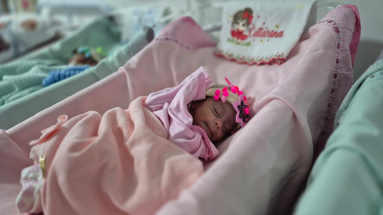 Bebês internados em UTI ganham touquinhas malucas feitas por mães em RR