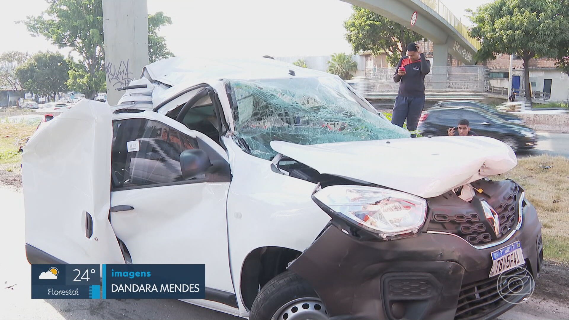 Carros caem de cegonheira no Anel Rodoviário de BH