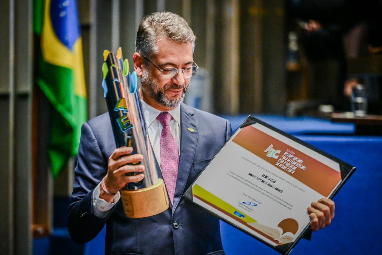 Amapá Celebra Avanços na Alfabetização: Governador Clécio Luís Recebe Comenda Nacional