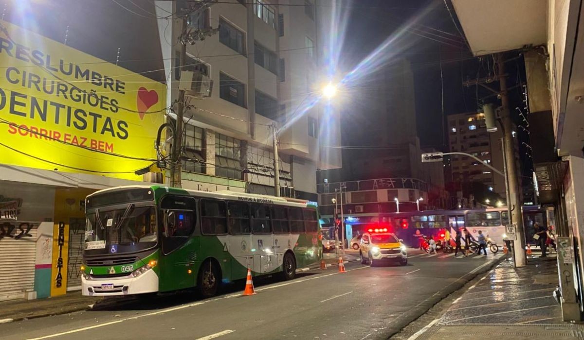 Motorista desvia de patinete e colide com poste em Campinas