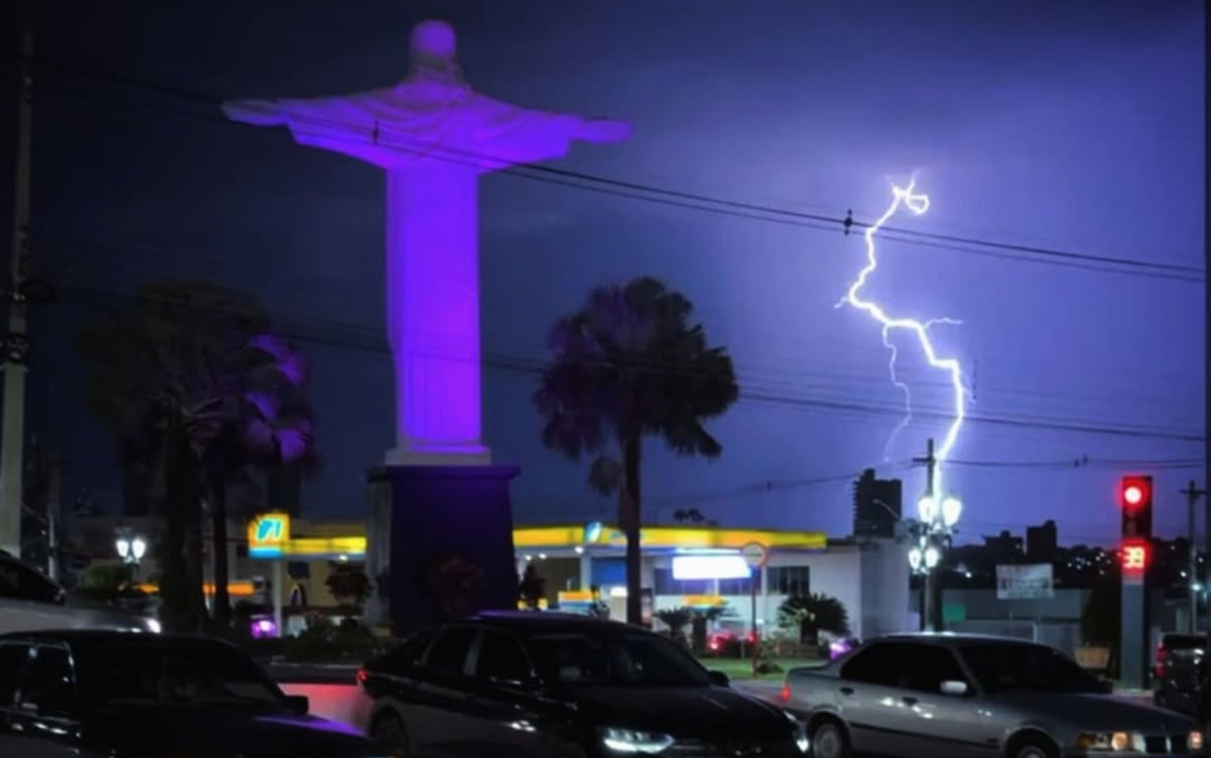 Raio impressionante registrado em Rio Verde