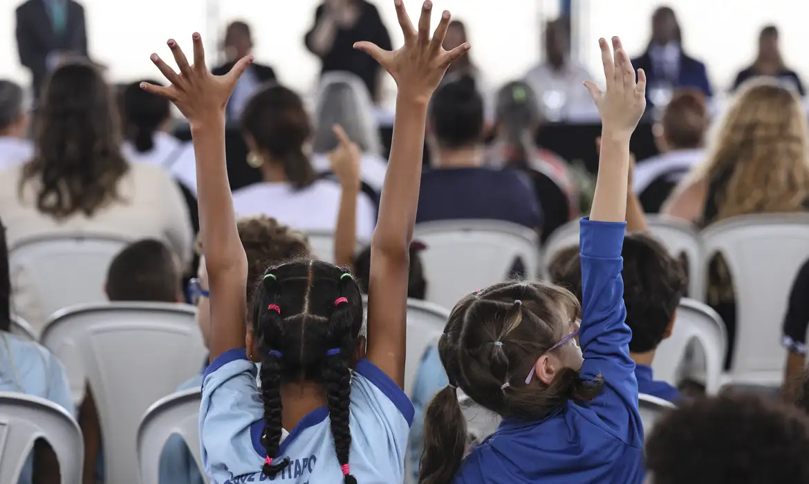 Infância Desconectada: Especialistas Alertam para os Perigos do Excesso de Telas e Apontam Caminhos para uma Vida Mais Saudável