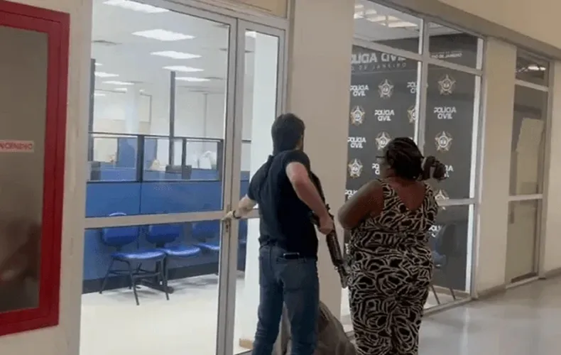 Cuidadora Presa por Suspeita de Dopar Idoso e Desviar R$500 Mil em Golpe