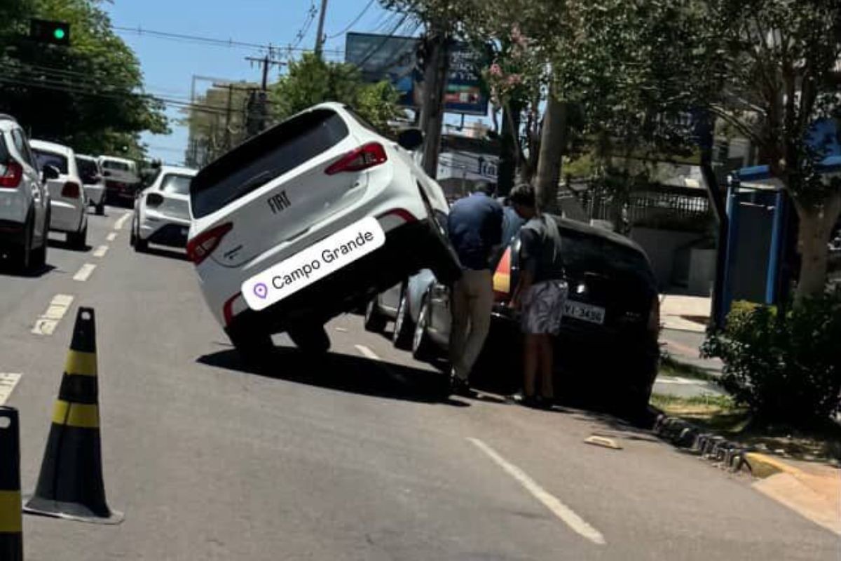 Carro fica pendurado sobre outro veículo em Campo Grande