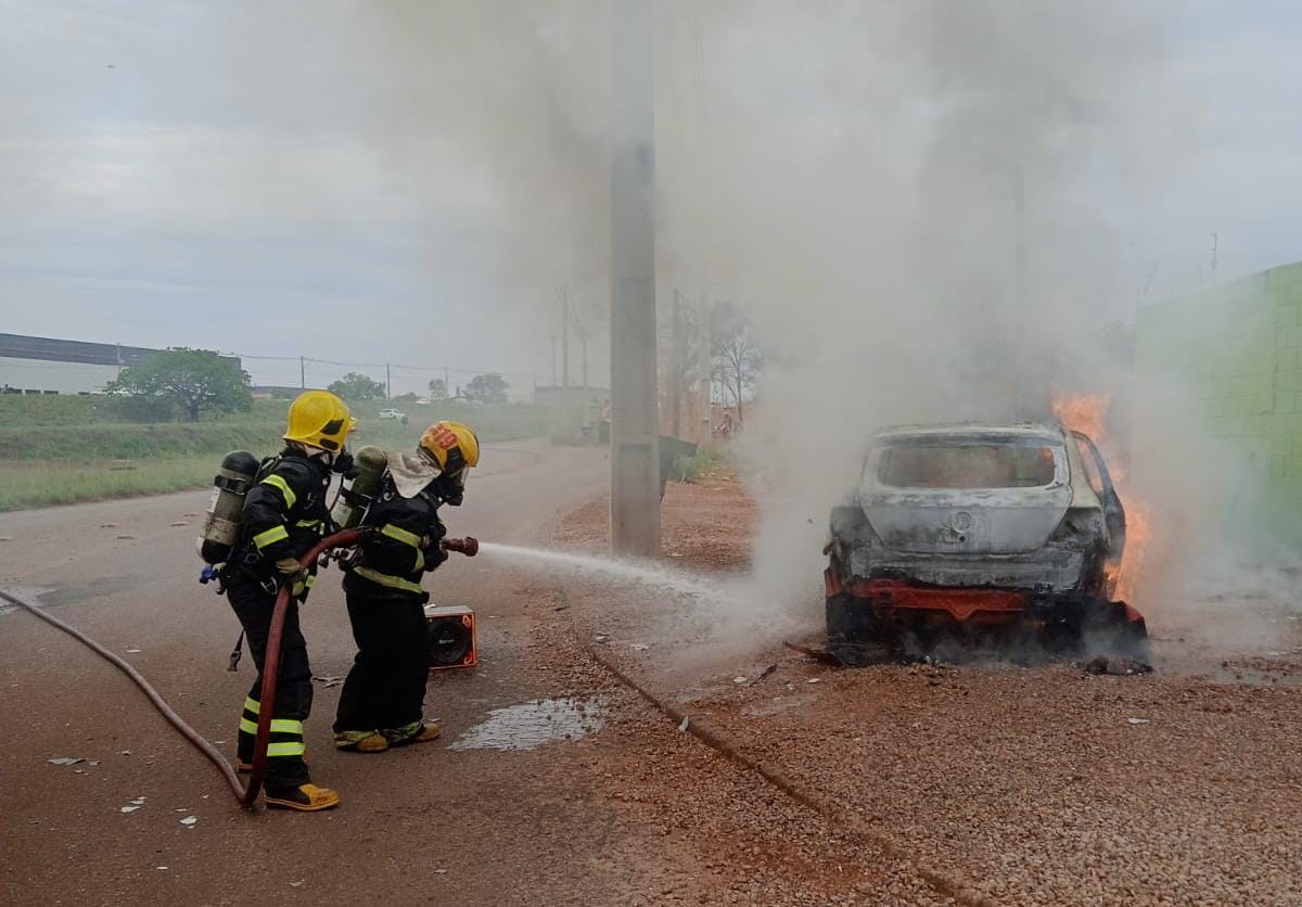 Carro é Consumido por Incêndio às Margens da LO-05 em Palmas; Veja o Vídeo