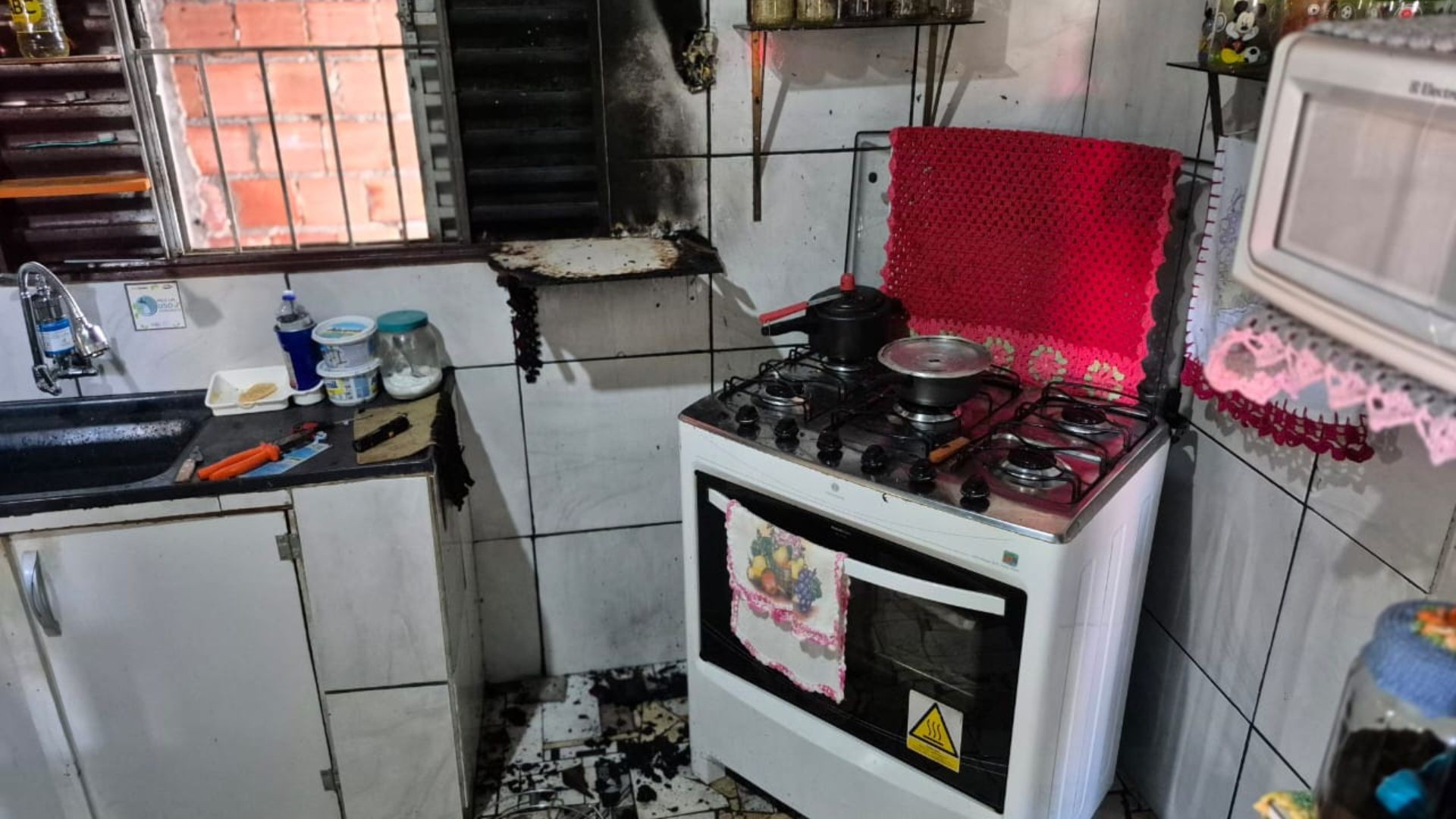Idoso se feriu em explosão de cozinha ao testar vazamento de gás