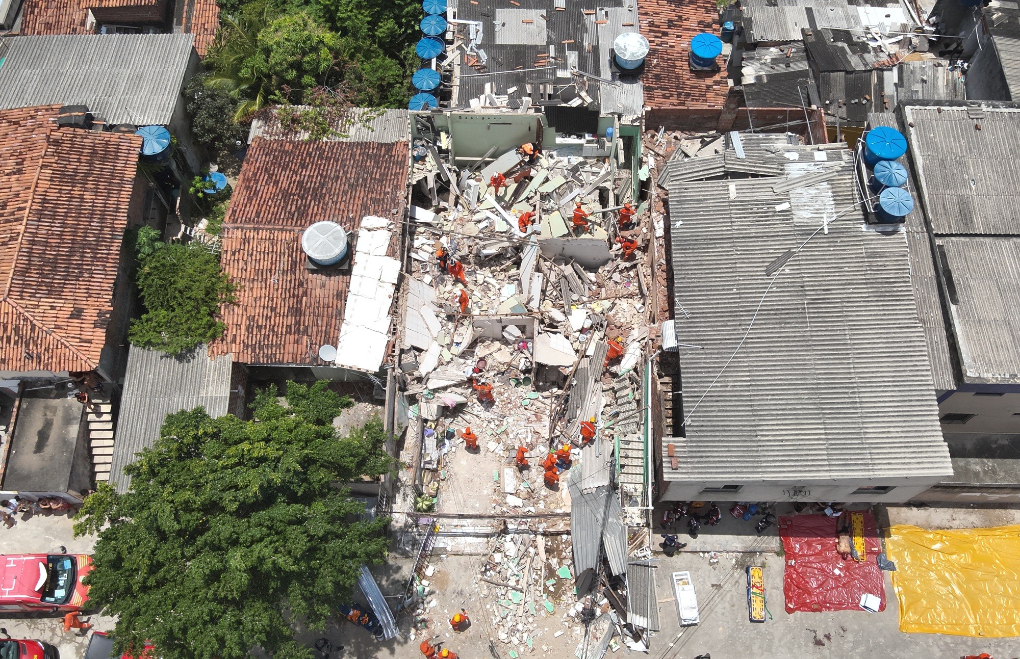 Explosão em Olinda deixa dois mortos e destrói casas