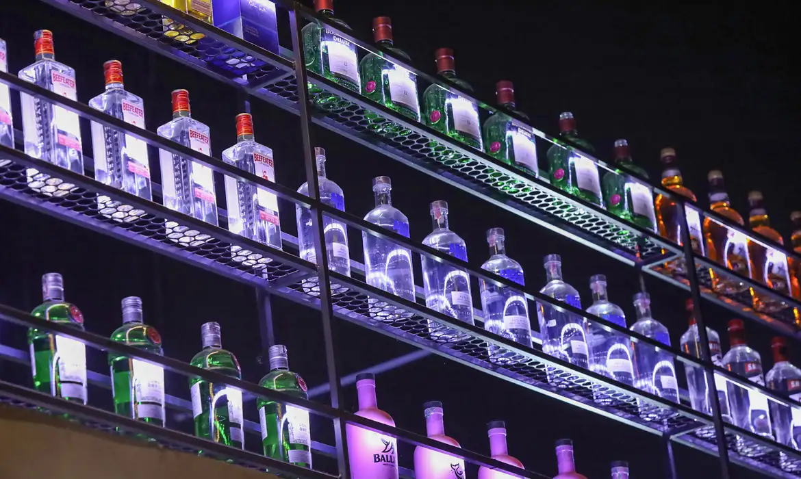 Alerta no Paraná: Casos de Intoxicação por Metanol Disparam após Consumo de Bebidas Alcoólicas