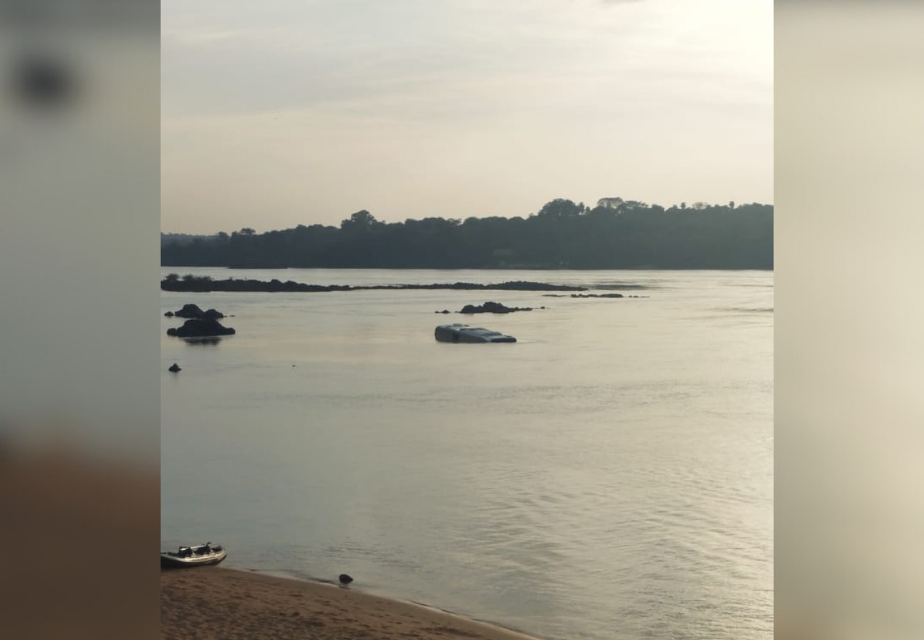 Ônibus cai no rio ao entrar em balsa e motorista fica preso dentro do veículo
