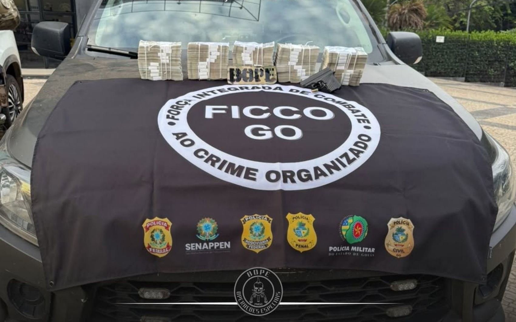 Mochila com R$ 1 milhão encontrada em carro tinha arma e munições