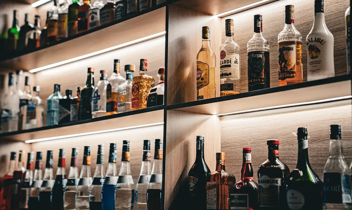 Acre Monitora Casos de Intoxicação por Metanol em Nível Nacional, Mas Não Registra Ocorrências Locais