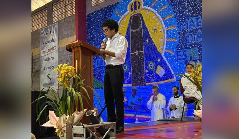Noviço venezuelano cria mural com 60 mil tampinhas em homenagem a Nossa Senhora