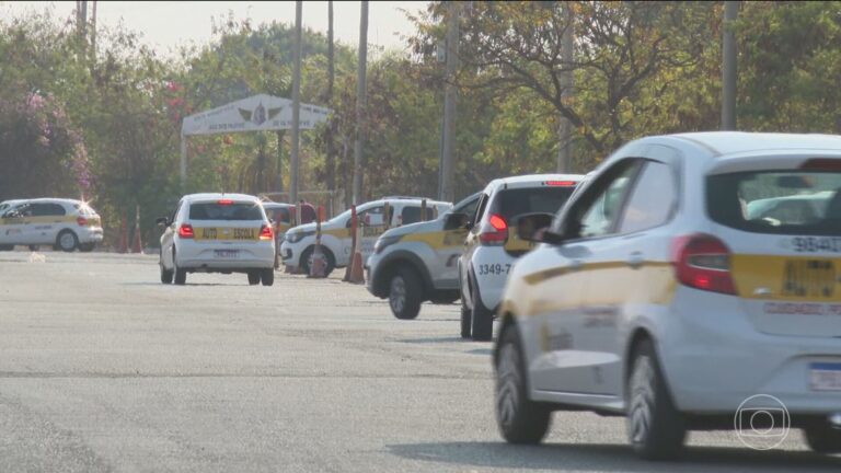 Donos de autoescola protestam com 200 carros na Ponte Estaiada, em SP