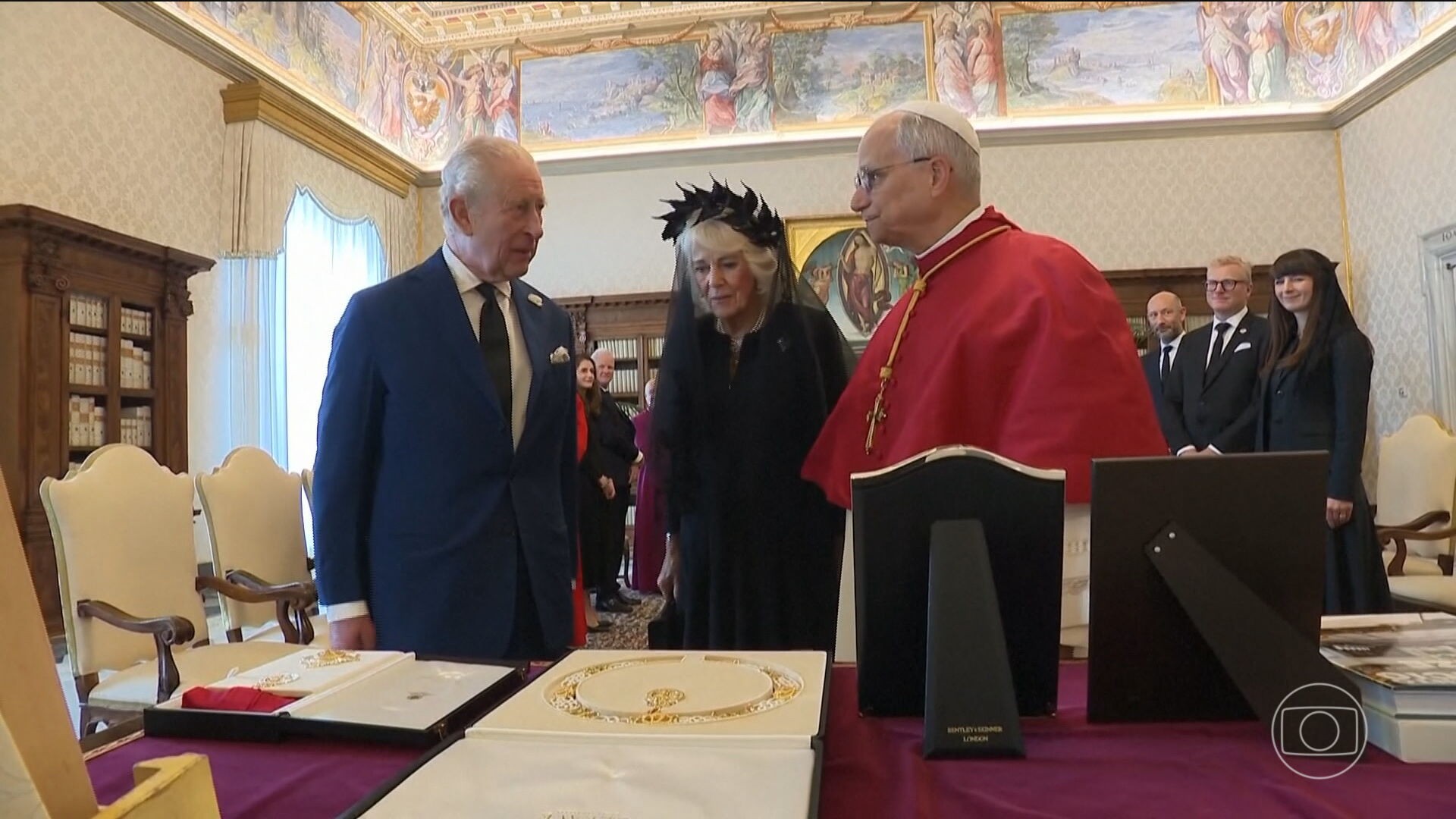 Rei Charles III reza com o papa católico em gesto histórico