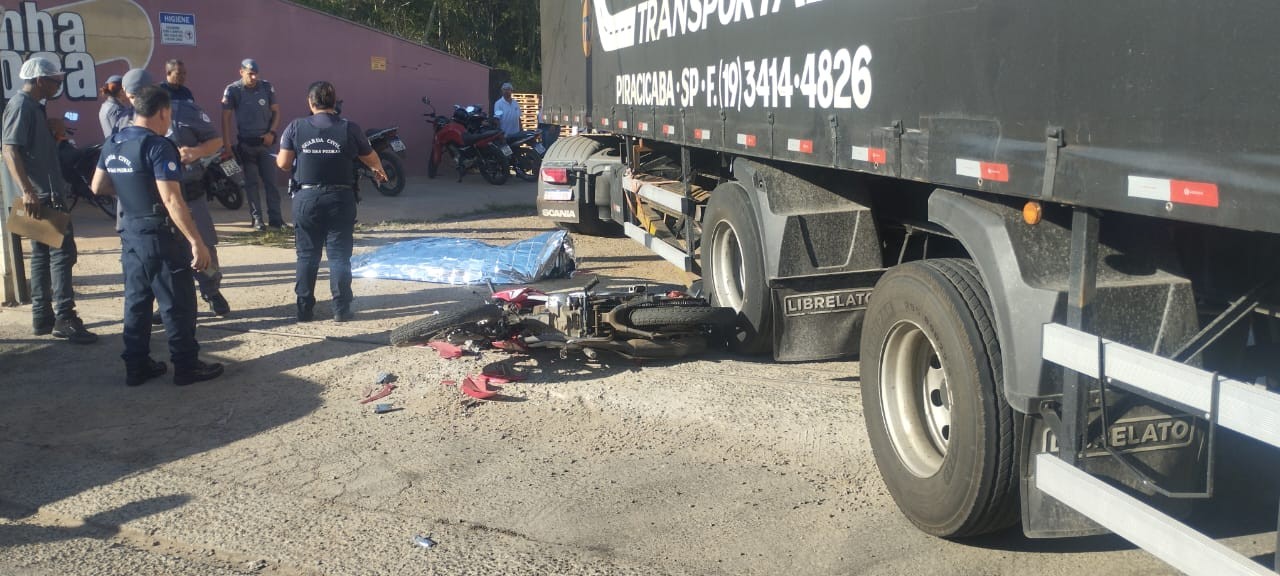 Motociclista morre após batida com carreta em Rio das Pedras