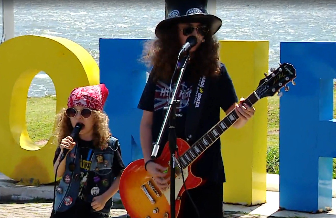 Irmãos mirins encantam ao tocar Guns N’ Roses em Florianópolis