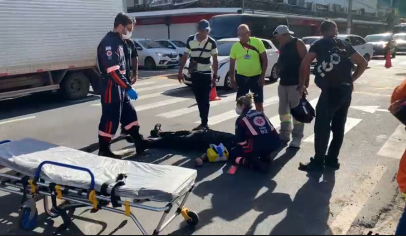 Resgate Dramático no Centro de Vitória: Motociclista é Retirado de Sob Carro Após Acidente