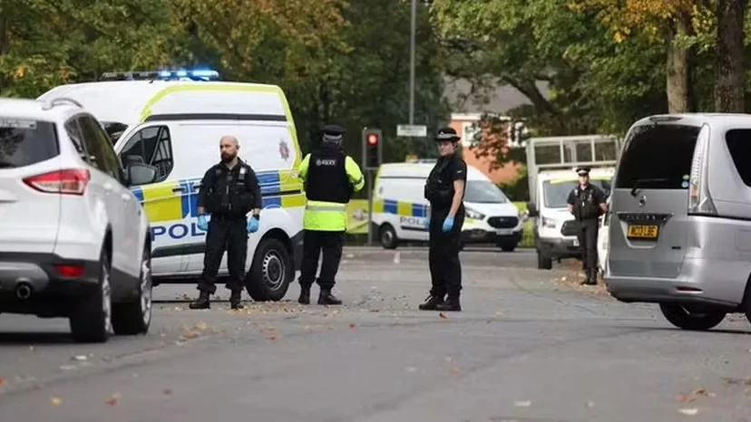 Ataque em Manchester: Homem Atropela e Esfaqueia Fiéis em Sinagoga Durante o Yom Kippur