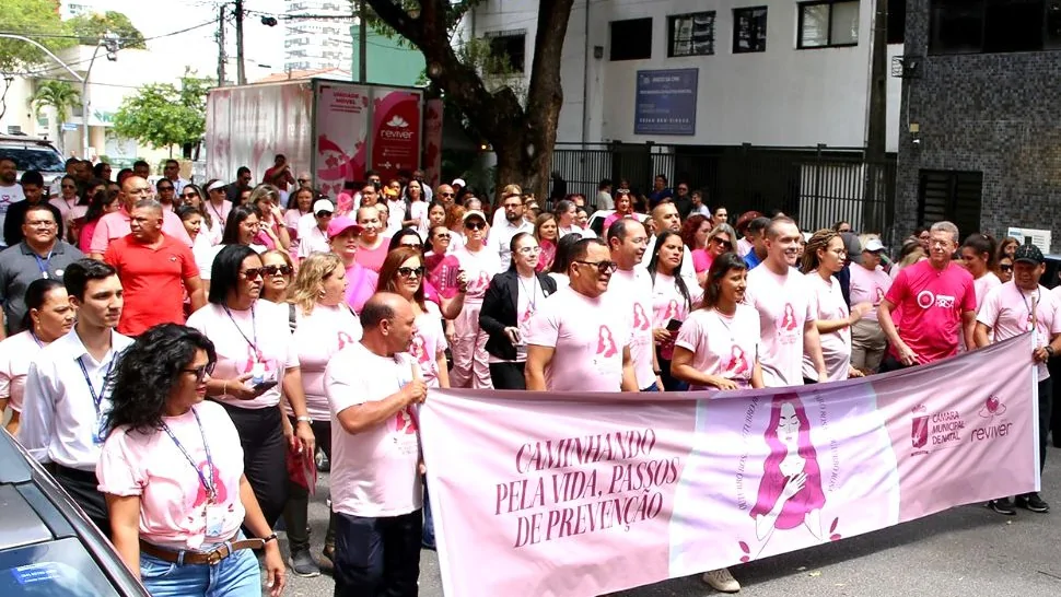 Câmara de Natal Ilumina o Outubro Rosa com Caminhada de Conscientização