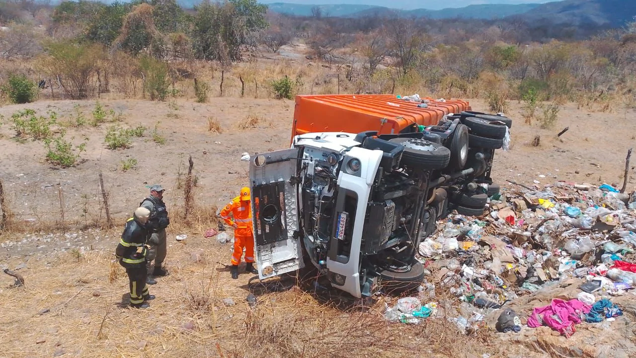 Tragédia na BR-405: Caminhão de Lixo Tomba e Motorista Morre Preso às Ferragens no RN