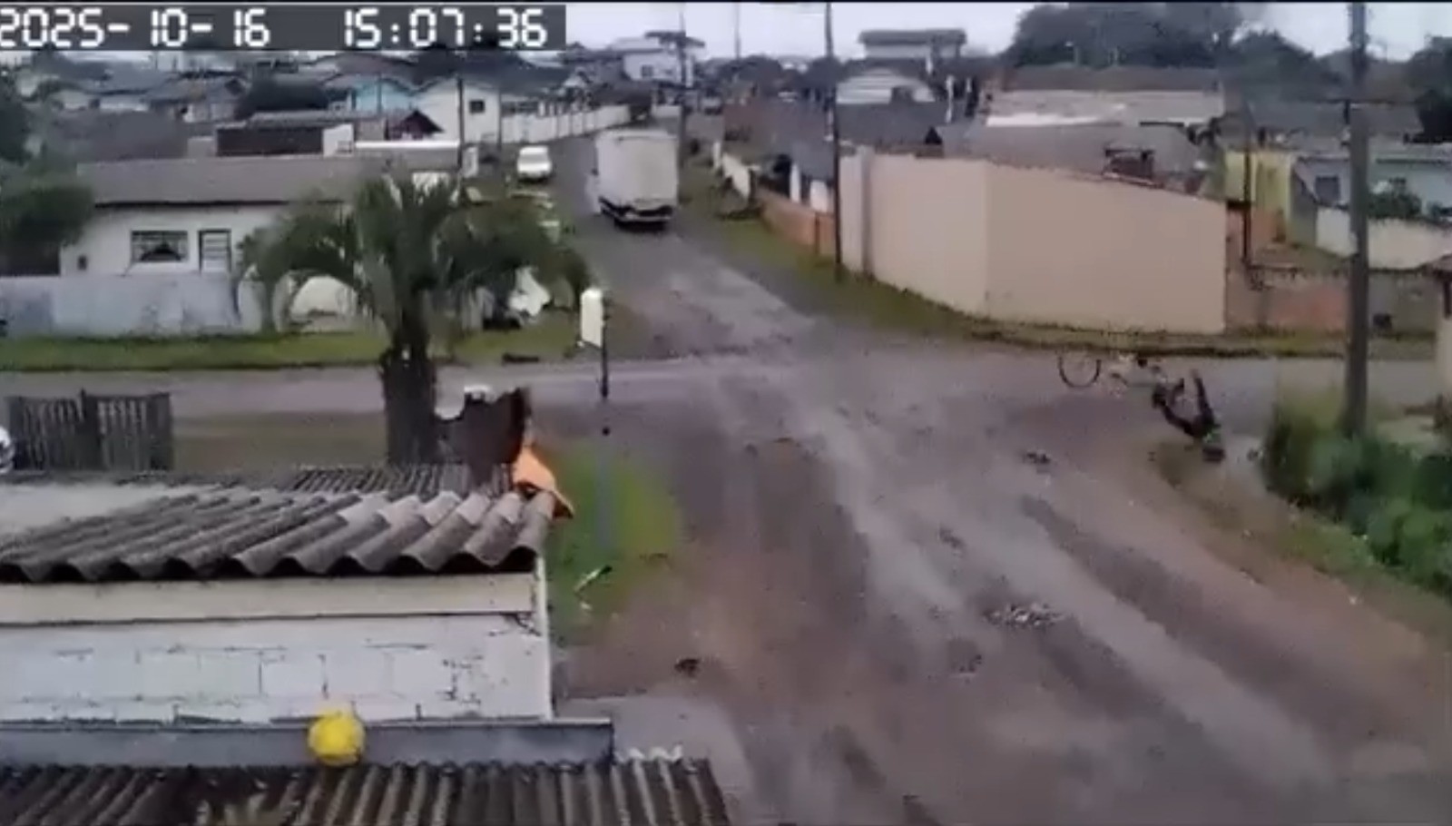 Idoso em bicicleta ‘voa’ após caminhão se enroscar em fio em SC
