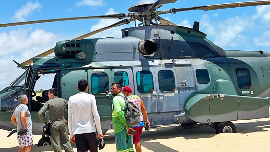 Helicóptero da FAB Realiza Pouso de Emergência em Praia de Extremoz, RN