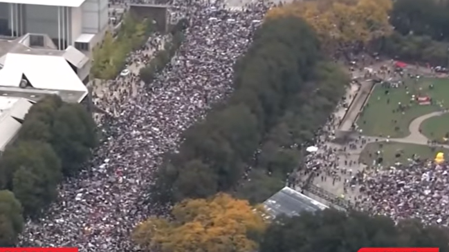Oposição a Trump se Manifesta em Protestos Globais “No Kings”