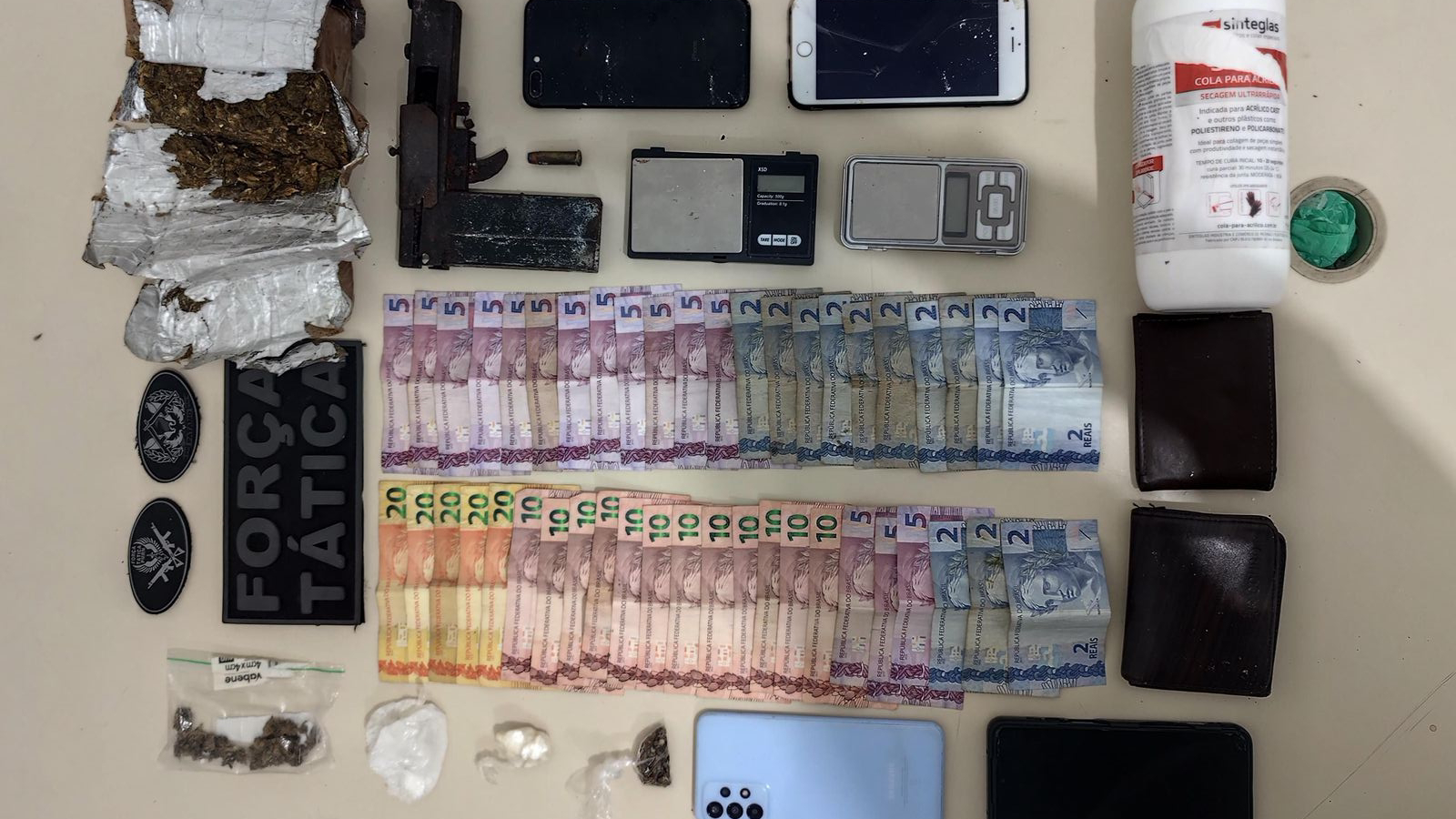 Ação da PM prende dupla com drogas, arma artesanal e moto roubada na Zona Norte de Natal