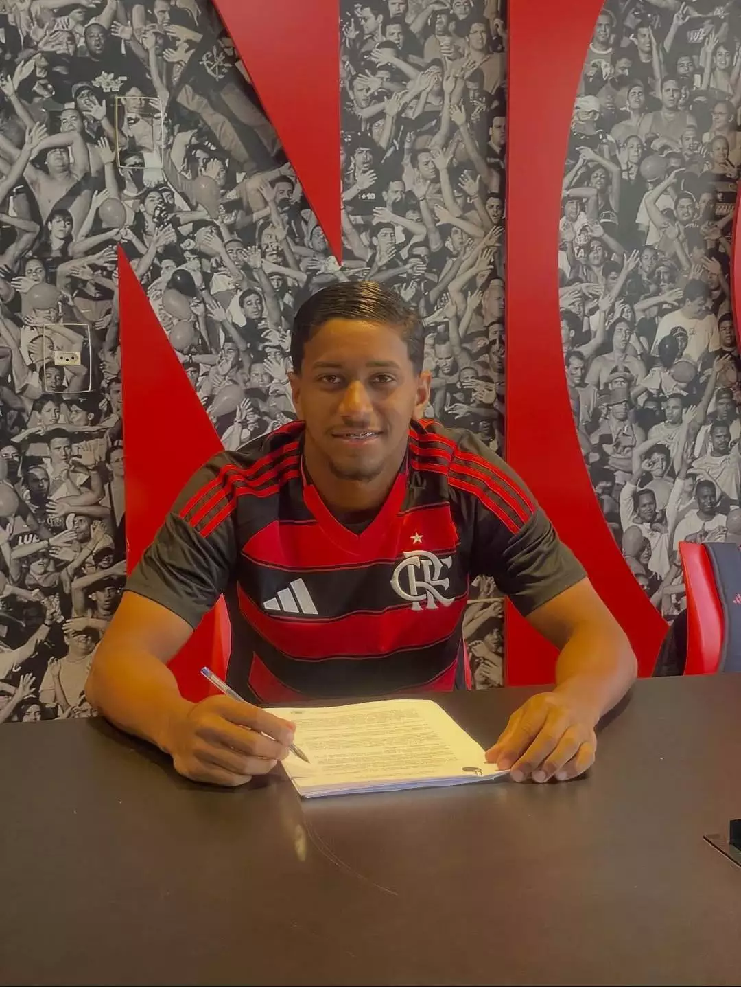 Talento Paraense Brilha no Ninho: Emanuel Oliveira, de 16 anos, Assina Contrato Profissional com o Flamengo
