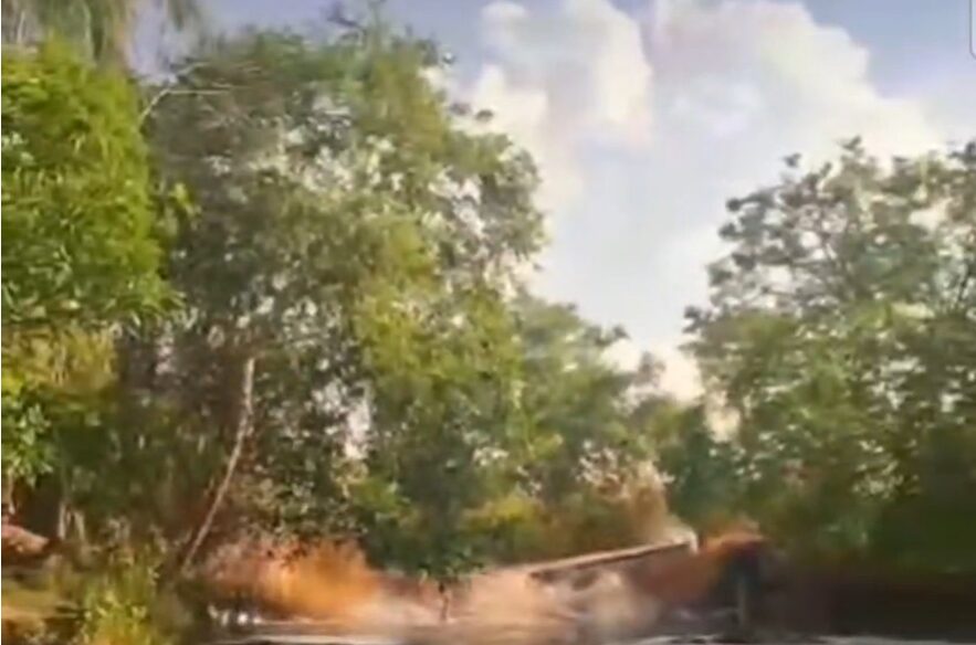 Ponte Cede Sob o Peso: Caminhão Despenca no Rio Mearim em Grajaú