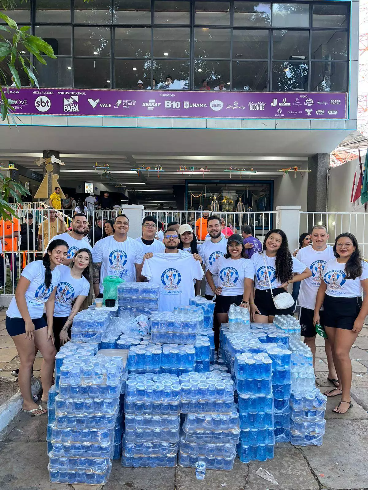 Fé e Solidariedade: Torcida do Paysandu Ameniza Caminhada dos Romeiros no Círio de Nazaré
