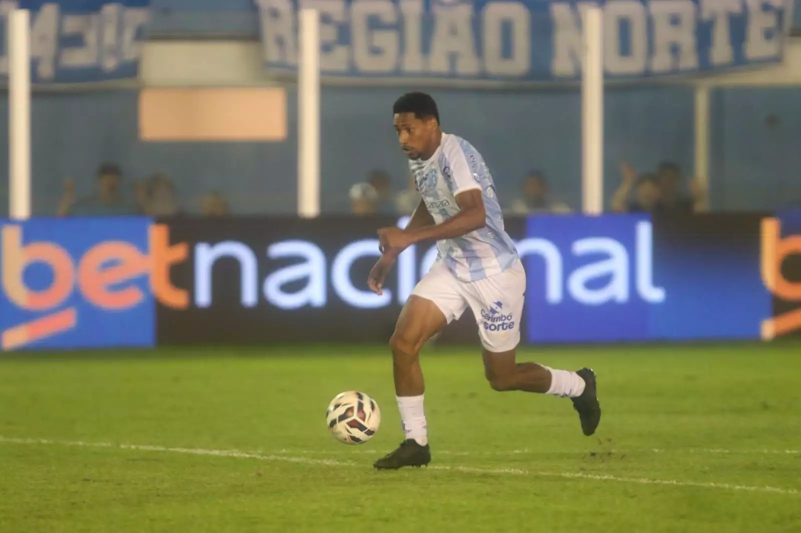 Peça-chave fora de campo: Garcez desfalca o Paysandu em jogo crucial contra o Avaí