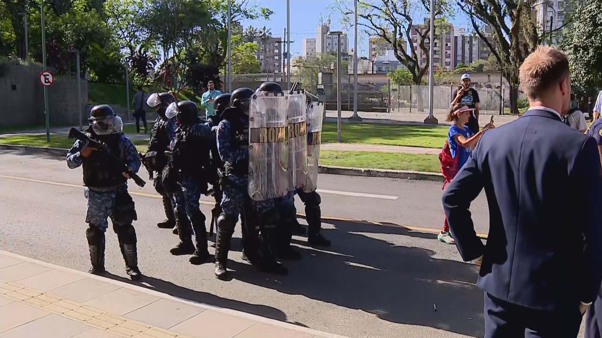 Câmara de Porto Alegre suspende sessão após tumulto com manifestantes
