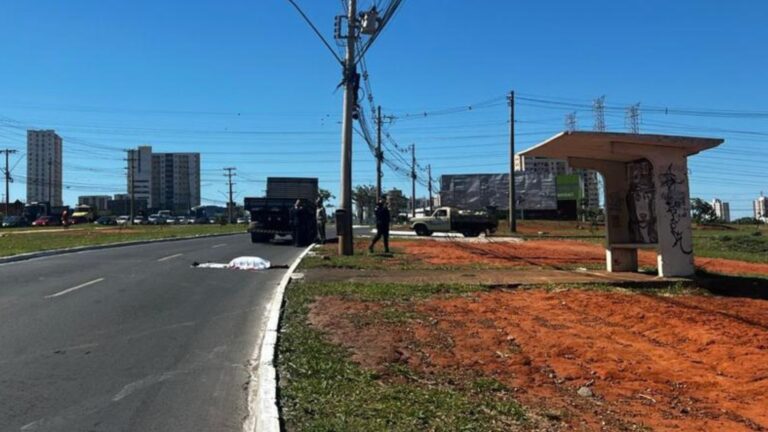 Homem morre após ser atingido por caminhão em parada de ônibus no DF