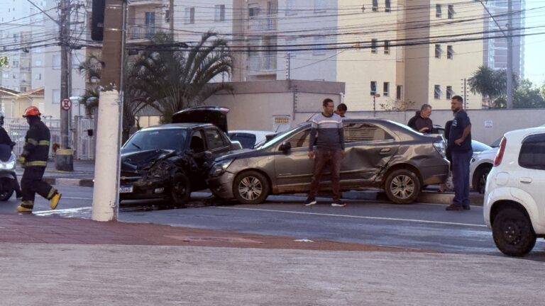 Acidente causa lentidão na Av. Francisco Rodrigues Filho