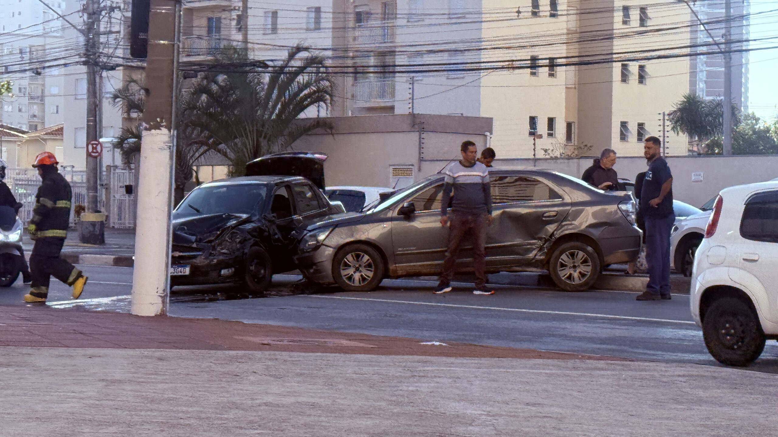 Acidente causa lentidão na Av. Francisco Rodrigues Filho