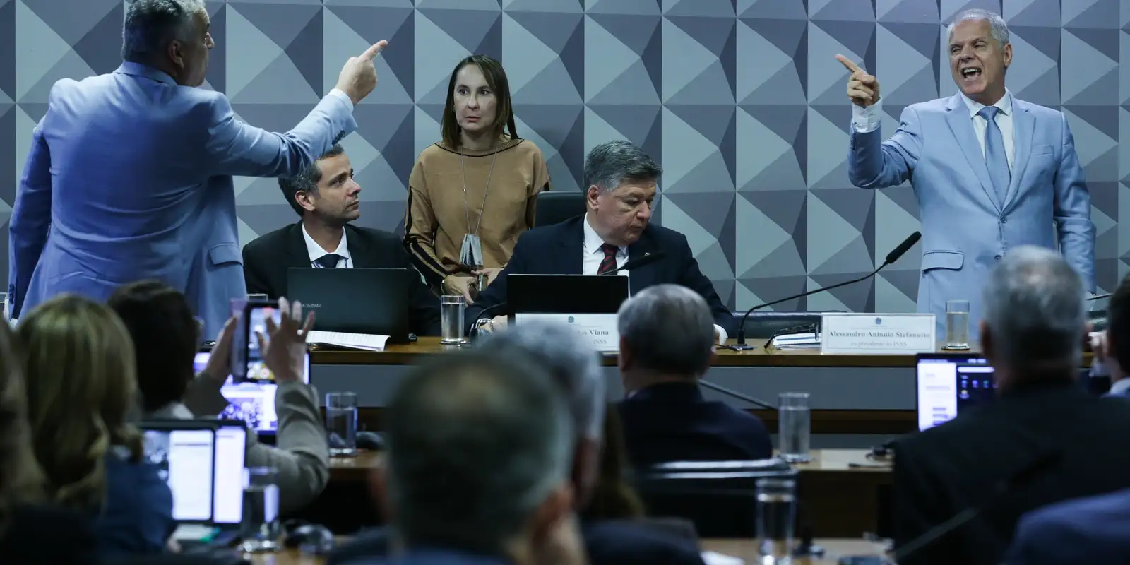 Ex-Presidente do INSS Se Recusa a Responder Relator da CPI e Cria Impasse