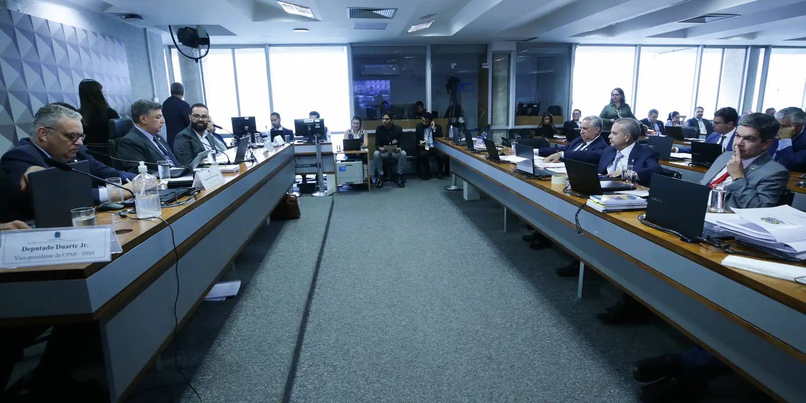 CPMI do INSS Interroga Ex-Dirigentes Sobre Desvios Bilionários e Omissões em Acordos